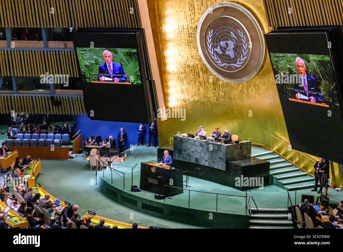 New York, 22 septembre 2025. Le Roi de Jordanie, Abdullah II, s'adresse à une réunion internationale de haut niveau pour le règlement pacifique de la question de Palestine et la mise en oeuvre de la solution des deux États au siège des Nations Unies. Crédit : Enrique Shore/Alamy Live News Banque D'Images