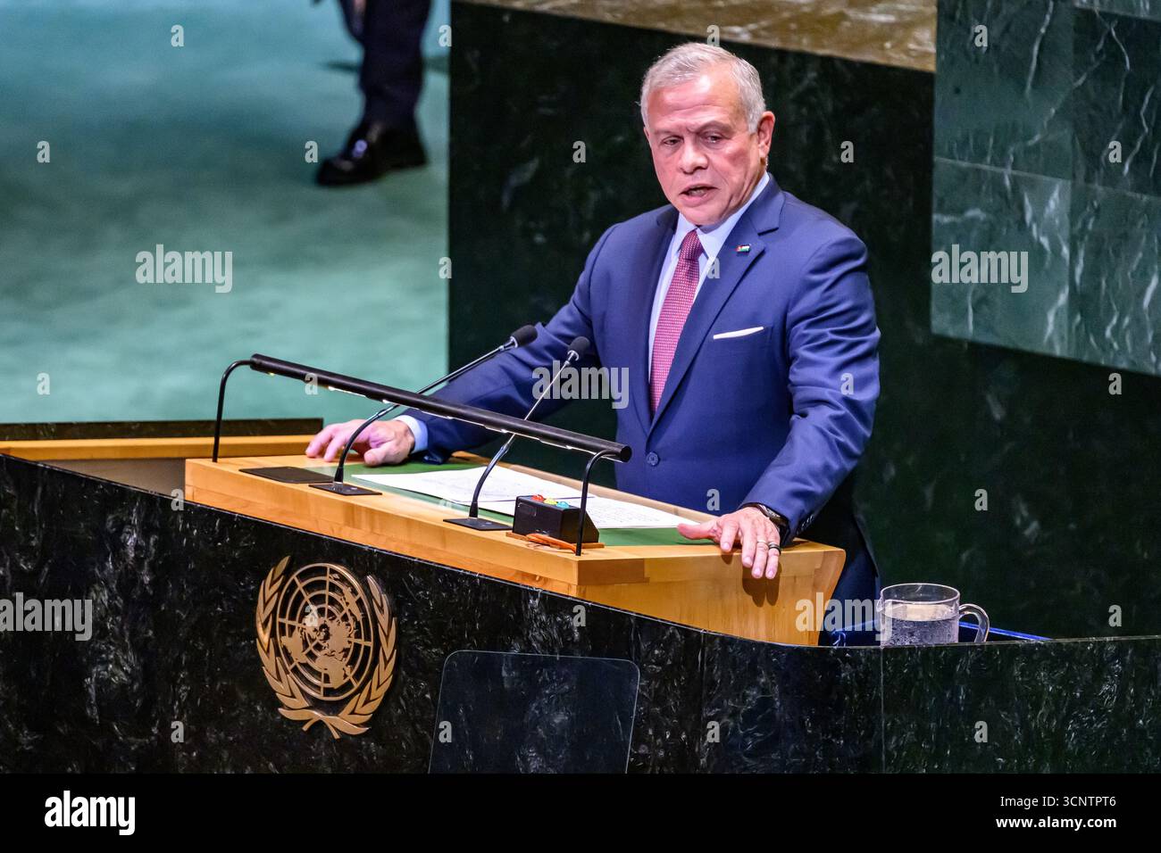 New York, 22 septembre 2025. Le Roi de Jordanie, Abdullah II, s'adresse à une réunion internationale de haut niveau pour le règlement pacifique de la question de Palestine et la mise en oeuvre de la solution des deux États au siège des Nations Unies. Crédit : Enrique Shore/Alamy Live News Banque D'Images