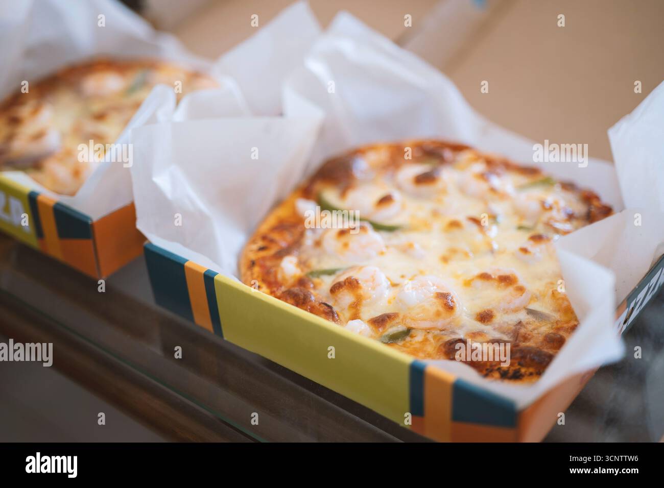 Mini pizzas fraîchement cuites dans des boîtes colorées - West Lake à Huizhou, province du Guangdong, Chine, est une attraction touristique avec une architecture ancienne Banque D'Images