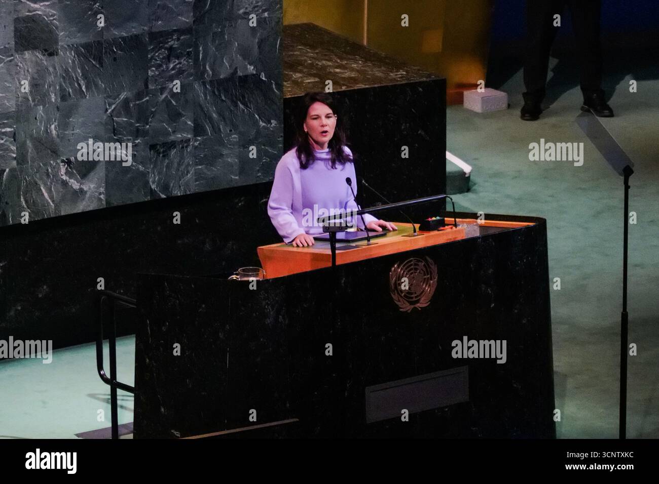 New York, USA.22 septembre 2025. Annalena Baerbock, présidente de la 80e session de l’Assemblée générale des Nations Unies (AGNU), prend la parole lors d’une réunion de haut niveau au siège de l’ONU lors de la 80e session de l’AGNU le 22 septembre 2025 à New York. Crédit : Wang Fan/China News Service/Alamy Live News Banque D'Images