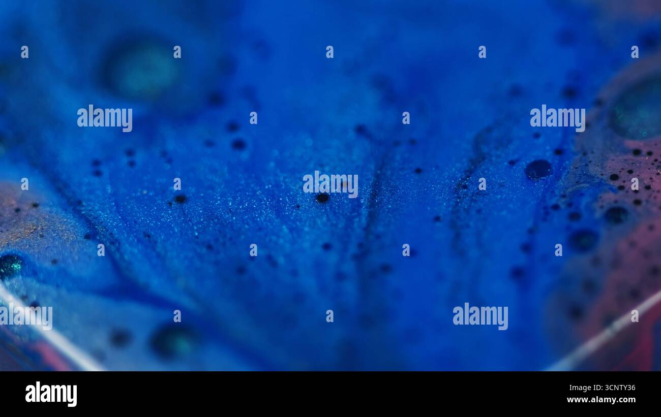 Déversement de peinture. Goutte ronde. Flou flou bleu doré couleur violet pétillant liquide d'eau d'huile flottant sur fond d'art abstrait. Banque D'Images