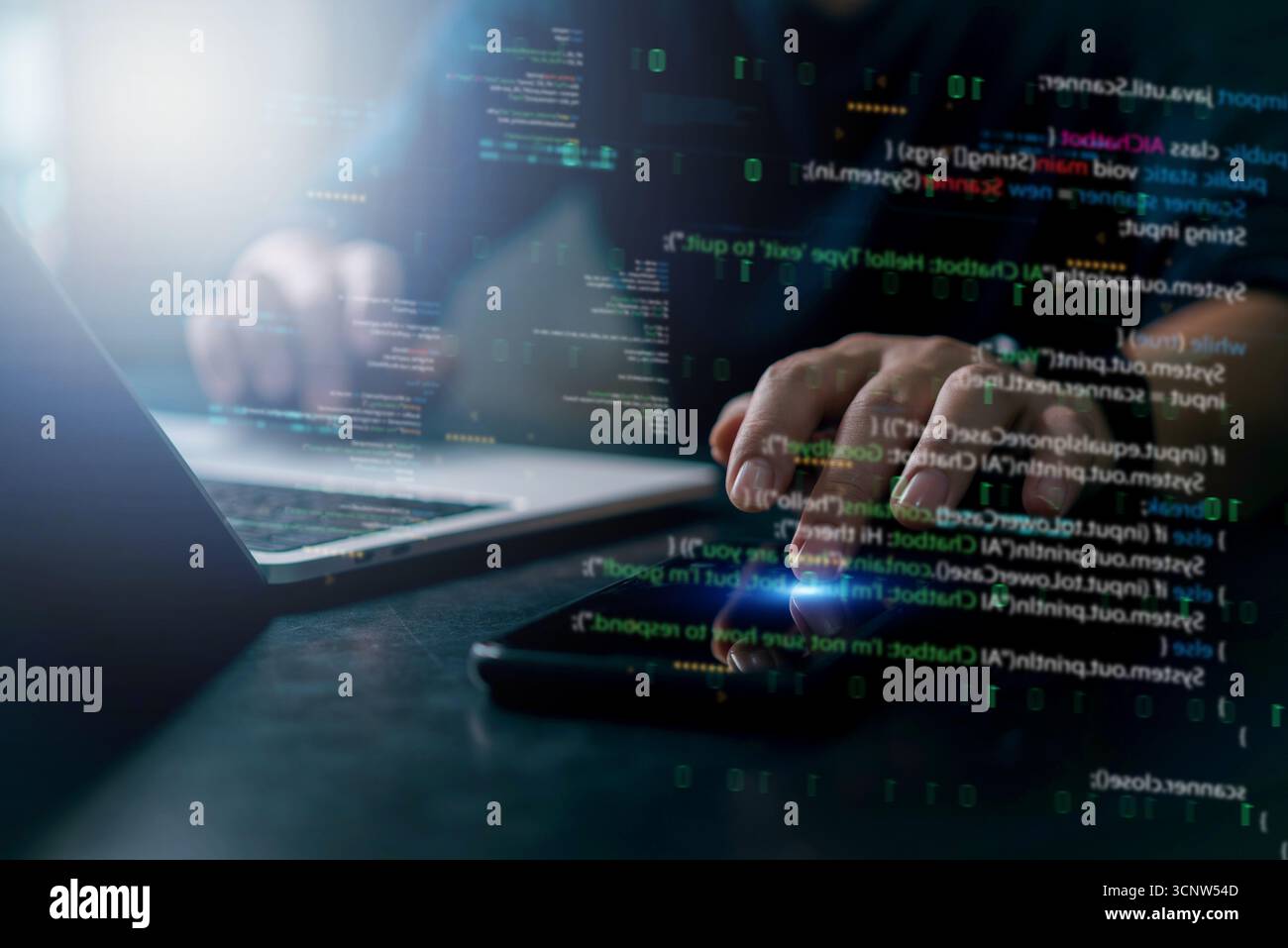 Développeur codant dans une chambre sombre avec interface futuriste. Les réflexions binaires et de code source indiquent l'analyse du système et la cyber-intelligence. Banque D'Images