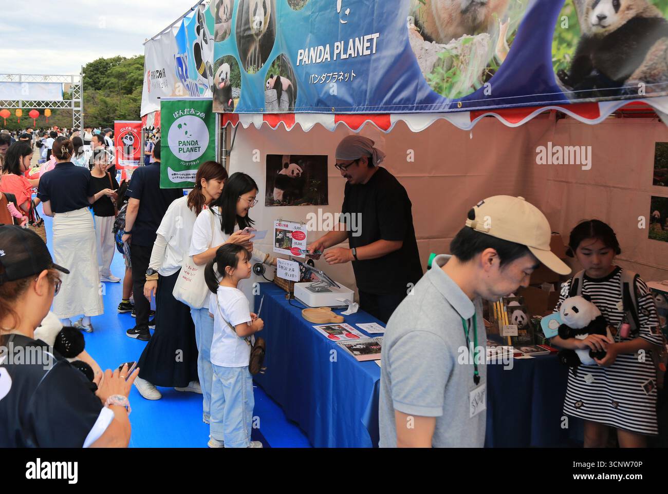 Tokyo, Japan.21th septembre 2025. Les gens visitent les stands du Festival de la mi-automne Ueno Panda 2025 le 21 septembre 2025 à Tokyo, Japon. Le festival de la mi-automne 2025 d'Ueno Panda, organisé sur trois jours au parc Ueno de Tokyo, présente plus de 30 stands de nourriture chinois et japonais, une douzaine de stands d'entreprise, des installations artistiques sur le thème du panda, des spectacles culturels et une variété de produits créatifs. Crédit : Zhu Chenxi/China News Service/Alamy Live News Banque D'Images