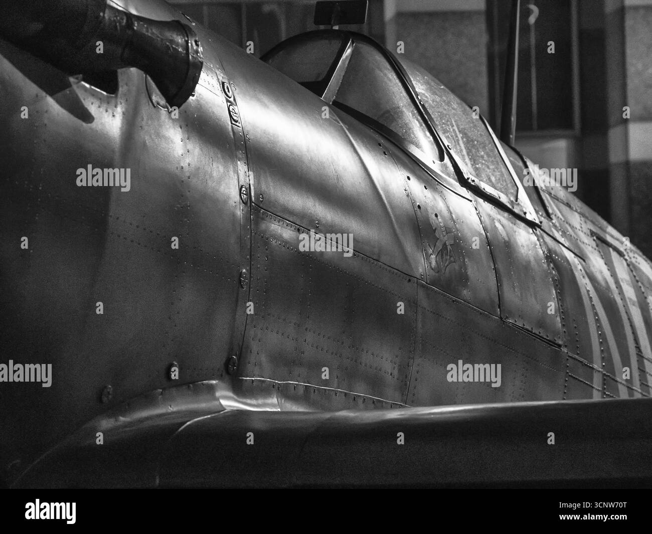 Vue rapprochée du fuselage et du cockpit d'un avion Supermarine Spitfire en noir et blanc Banque D'Images
