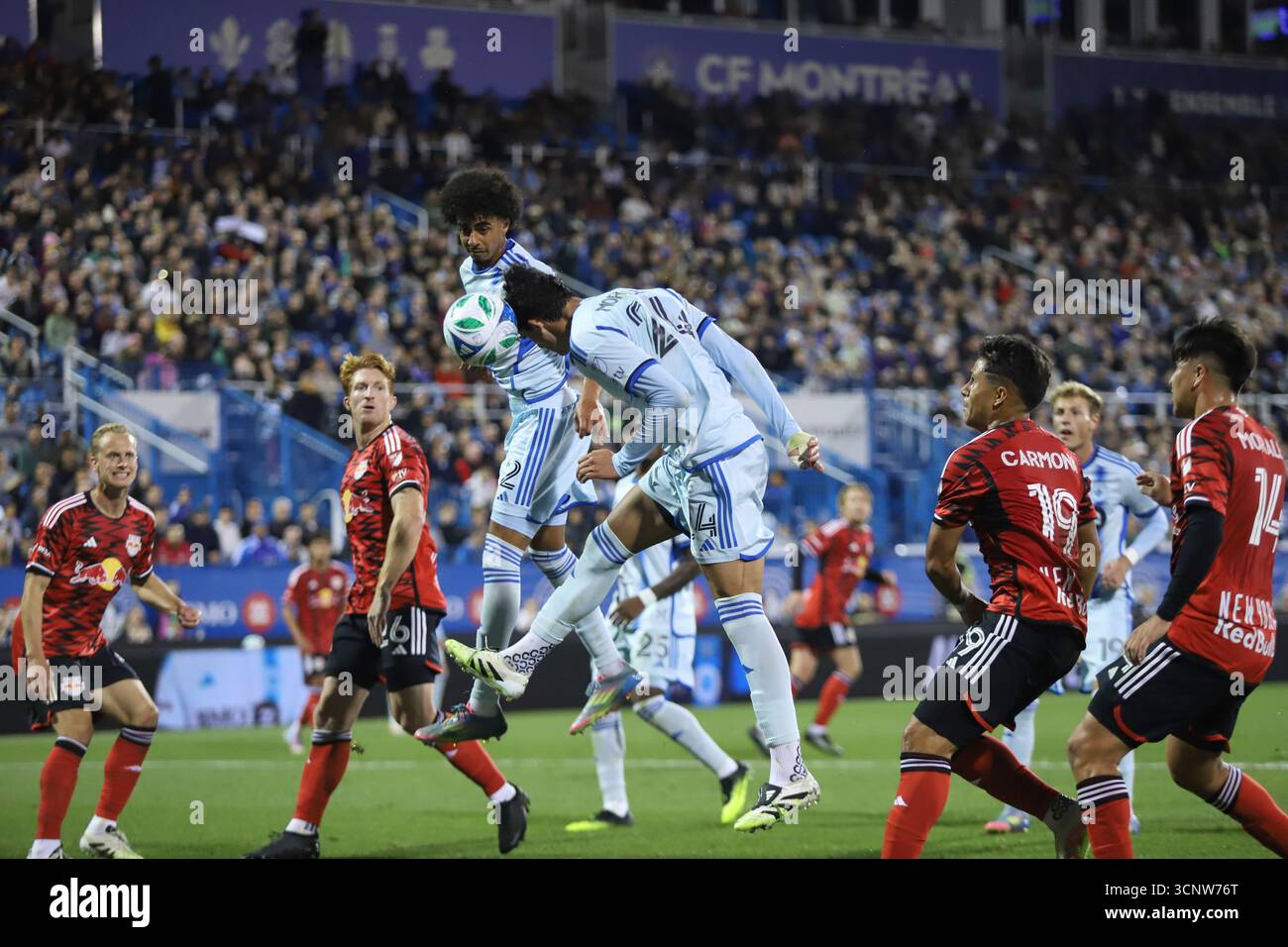 Montréal, Canada. 20 septembre 2025. Efraín Morales #24 du CF Montréal impact est en tête du ballon lors du match de soccer de la Ligue majeure entre le CF Montréal impact et les Red Bulls de New York au stade Saputo. Le 20 septembre 2025 à Montréal, Canada. (Photo de Horacio Zamora Rios/Eyepix Group/SIPA USA) crédit : SIPA USA/Alamy Live News Banque D'Images