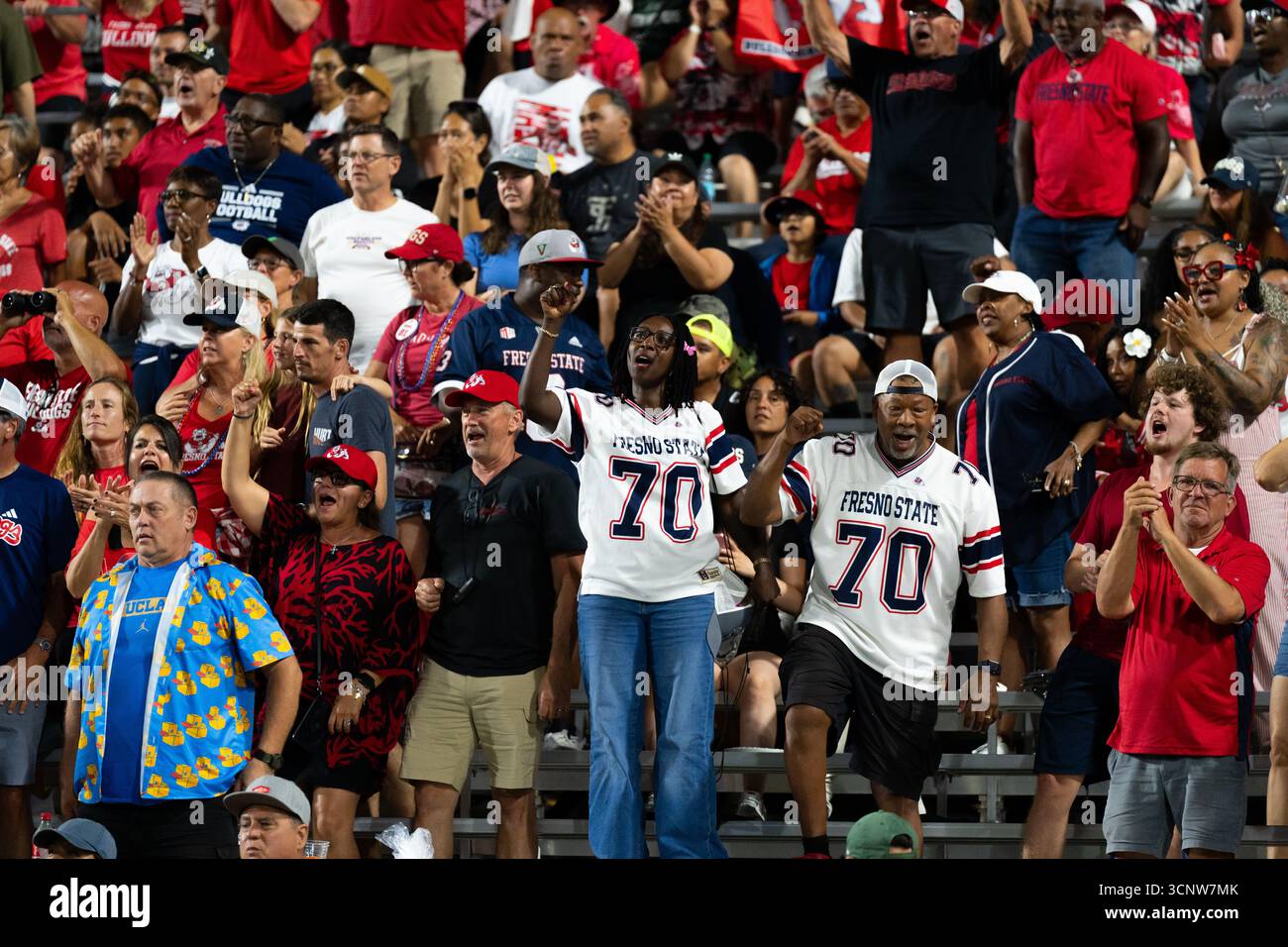 Les fans des Bulldogs de Fresno State applaudissent après une victoire 23-21 sur les guerriers d'Hawaï : l'énergie pure du football universitaire est un moment inoubliable Banque D'Images