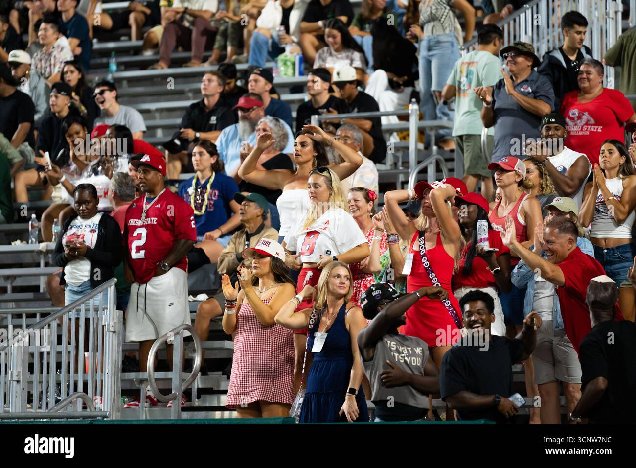 Les fans des Bulldogs de Fresno State applaudissent après une victoire 23-21 sur les guerriers d'Hawaï : l'énergie pure du football universitaire est un moment inoubliable Banque D'Images