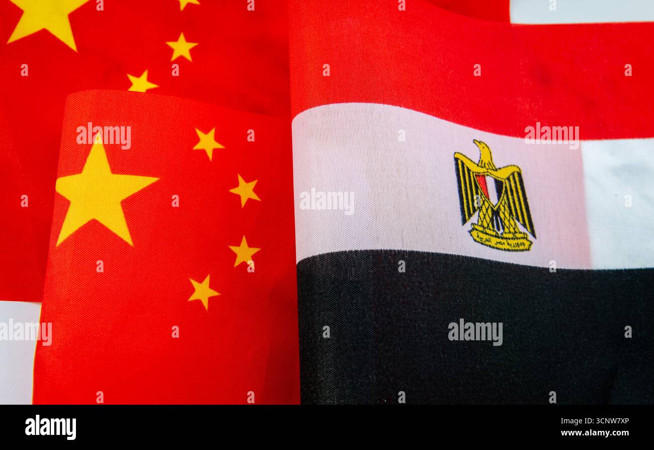 Un gros plan du drapeau national de la Chine à côté du drapeau national égyptien. Un concept de relations Chine-Egypte. Banque D'Images