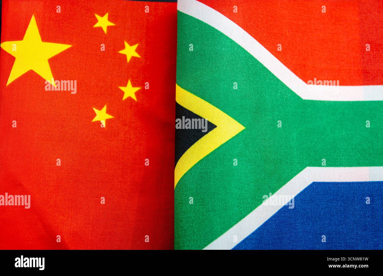 Un gros plan du drapeau national de la Chine à côté du drapeau national sud-africain. Un concept de relations entre la Chine et l'Afrique du Sud. Banque D'Images