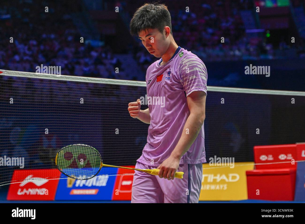 Le Chinois Weng Hongyang célèbre un score lors de la finale masculine en simple au tournoi de badminton China Masters 2025 à Shenzhen, dans la province du Guangdong, dans le sud de la Chine, le 21 septembre 2025. Shenzhen, China.21th septembre 2025. Le Chinois Weng Hongyang revendique le titre masculin unique au tournoi de badminton China Masters 2025 à Shenzhen, dans la province du Guangdong, dans le sud de la Chine, le 21 septembre 2025. Crédit : Chen Jimin/China News Service/Alamy Live News Banque D'Images