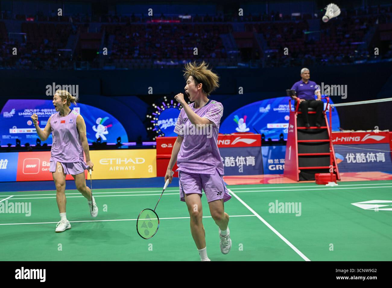 Jia Yifan (G)/Zhang Shuxian de Chine concourent lors de la finale du double féminin au tournoi de badminton China Masters 2025 à Shenzhen, dans la province du Guangdong, dans le sud de la Chine, le 21 septembre 2025. Shenzhen, China.21th septembre 2025. La chinoise Jia Yifan/Zhang Shuxian remporte le titre de double féminin au tournoi de badminton China Masters 2025 à Shenzhen, dans la province du Guangdong du sud de la Chine, le 21 septembre 2025. Crédit : Chen Jimin/China News Service/Alamy Live News Banque D'Images