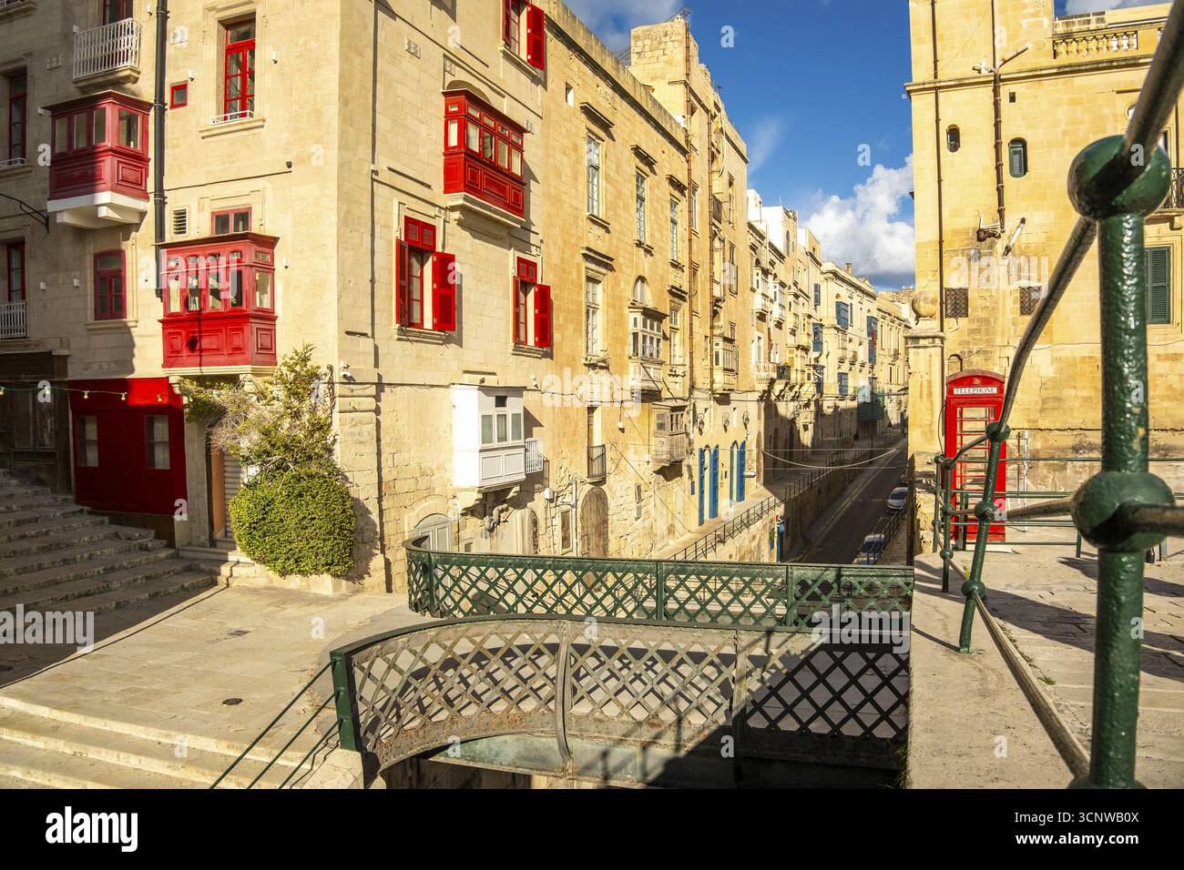 Rue avec des maisons historiques incroyables avec des balcons en bois colorés à la Valette, capitale de Malte, pont de Victoria Gate Banque D'Images