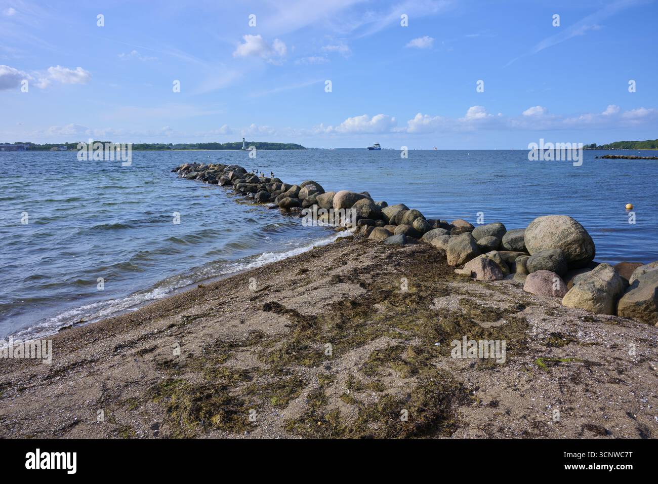Brise-lames en pierre dans la mer sur une journée ensoleillée de plage avec ciel bleu, Heikendorf, quartier de Ploen, fjord de Kiel, Schleswig-Holstein, Allemagne Banque D'Images