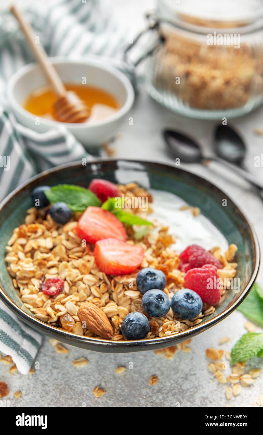 Granola, yaourt et baies fraîches créant un repas de petit déjeuner sain et nutritif Banque D'Images