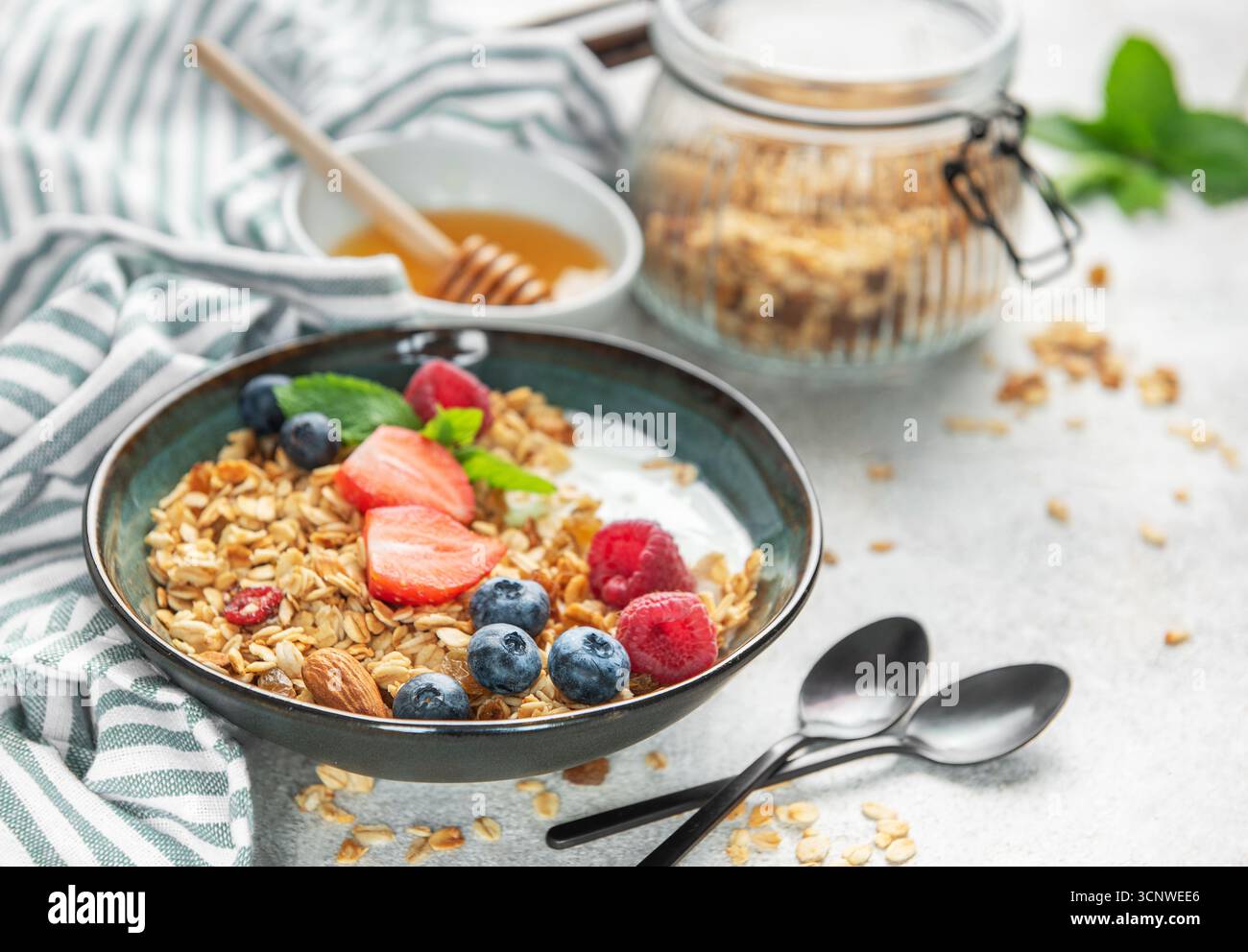 Granola, yaourt et baies fraîches créant un repas de petit déjeuner sain et nutritif Banque D'Images