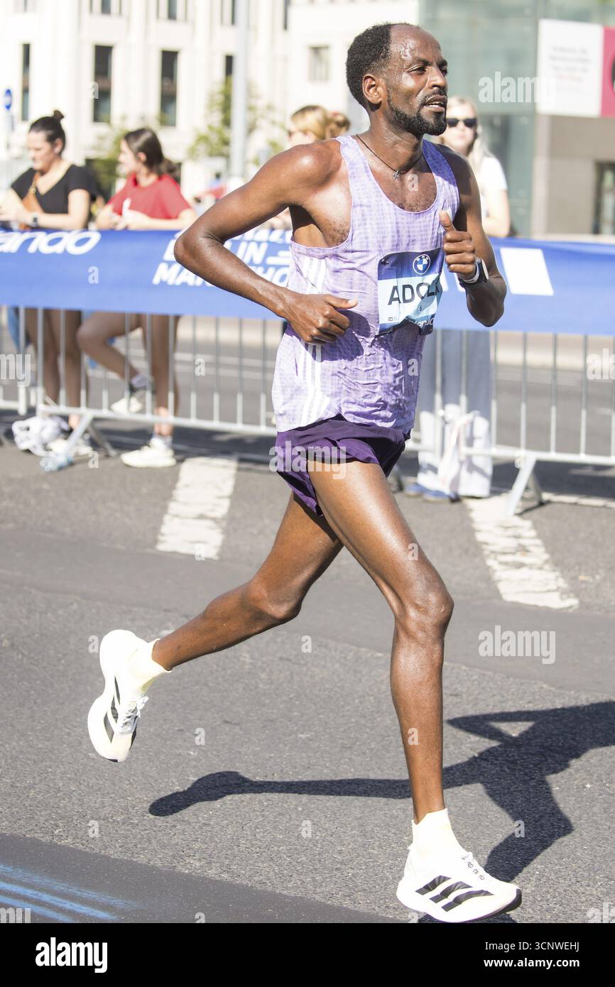 Guye Adola (ETH), plus tard à la 4ème place, au KM38 devant Potsdamer Platz lors du 51ème BMW Berlin Marathon 2025 le 21/09/2025 Banque D'Images