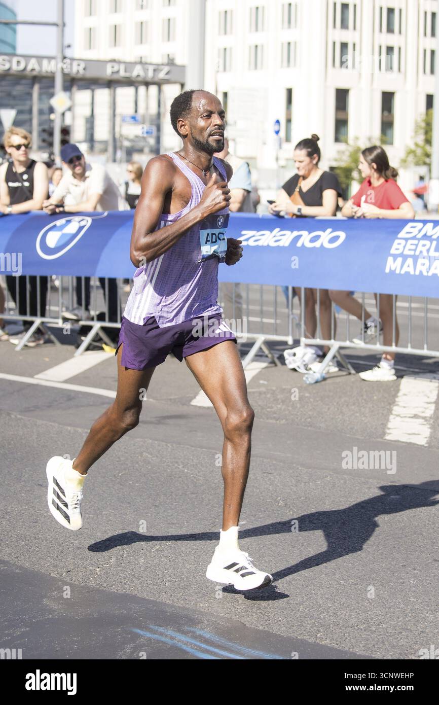 Guye Adola (ETH), plus tard à la 4ème place, au KM38 devant Potsdamer Platz lors du 51ème BMW Berlin Marathon 2025 le 21/09/2025 Banque D'Images