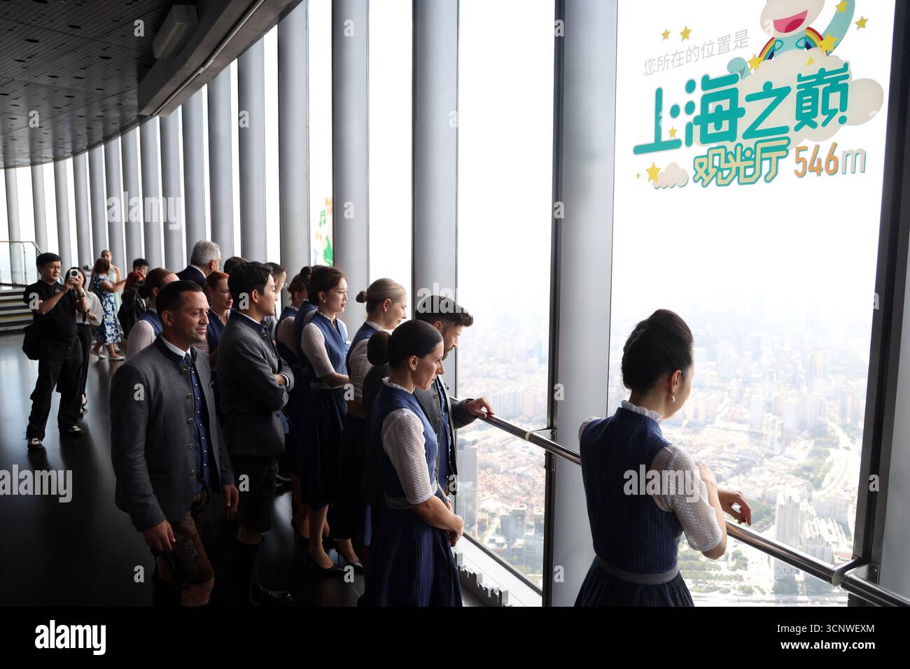 Shanghai, Chine.22 septembre 2025. Les agents de bord d'une compagnie aérienne étrangère opérant des vols à destination de Shanghai sont montés jusqu'au pont d'observation « Top of Shanghai » de la tour de Shanghai pour profiter d'une vue panoramique sur la ville, le 22 septembre 2025. Crédit : Tang Yanjun/China News Service/Alamy Live News Banque D'Images