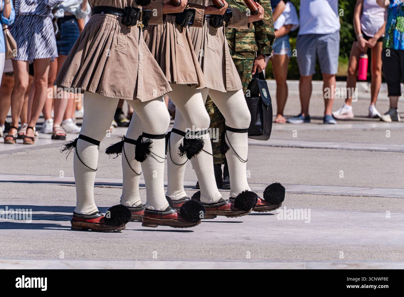 La cérémonie de relève de la garde au Palais du Président à Athènes a lieu sur la place Syntagma. Evzones en tenue traditionnelle se produisent cette fois Banque D'Images