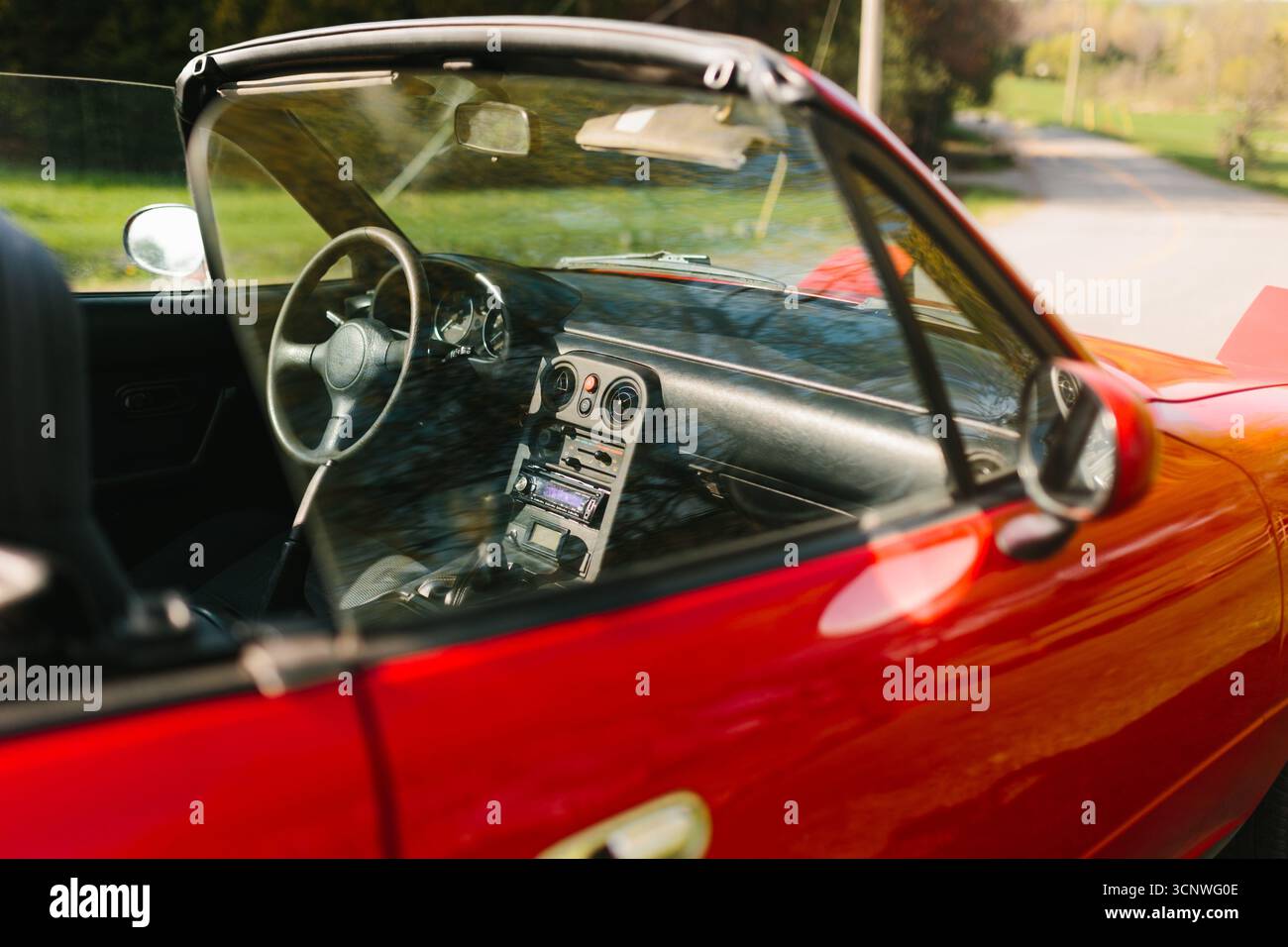 Cette voiture décapotable classique rayonne de charme vintage avec un extérieur rouge et un design élégant. Découvrez la nostalgie et l'élégance tout en naviguant sur des paysages pittoresques Banque D'Images