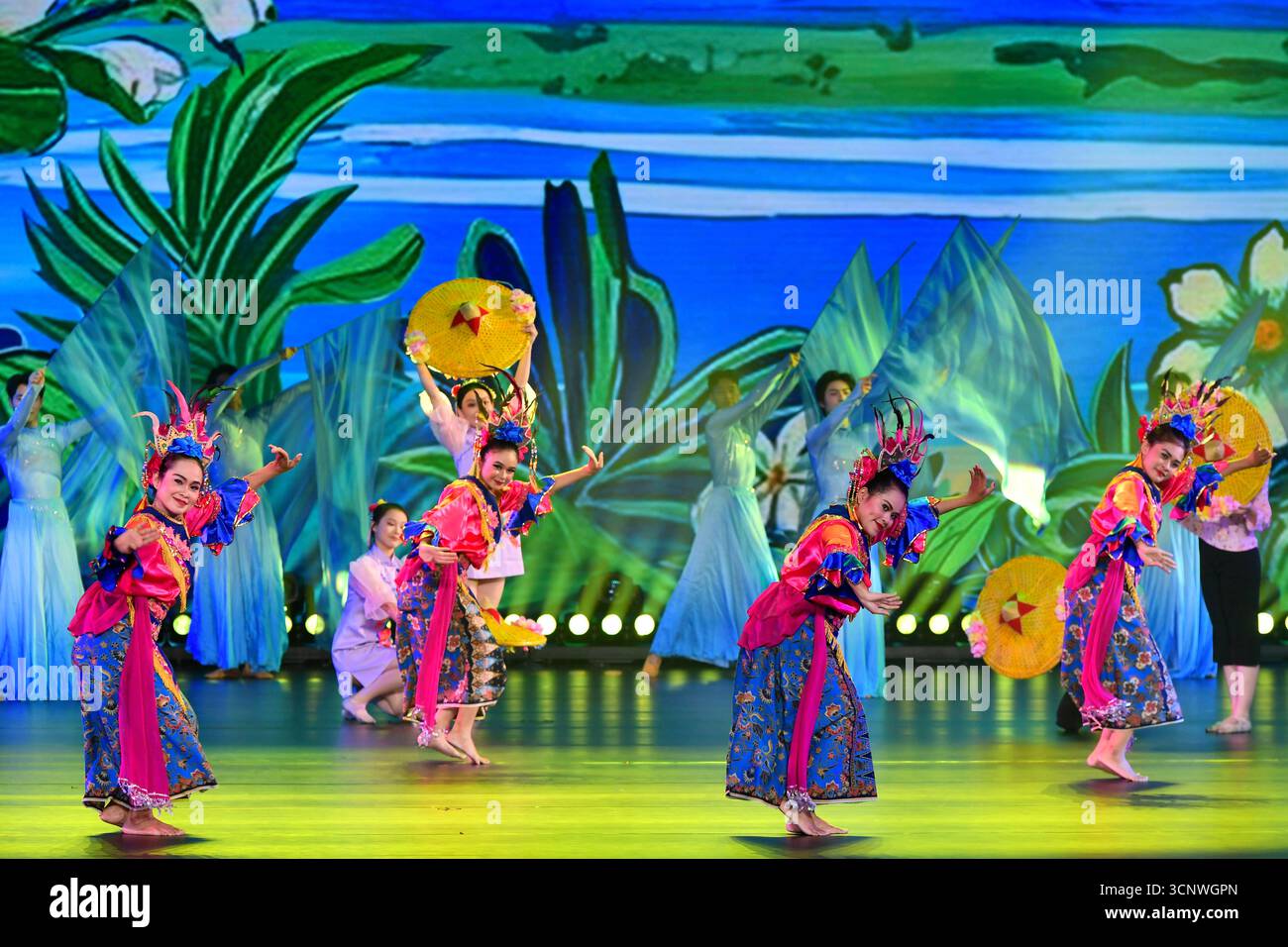 Des artistes chinois et indonésiens dansent lors de la cérémonie d'ouverture du 12e Festival international du film de la route de la soie. Cette année marque le 75e anniversaire de l'établissement de relations diplomatiques entre la Chine et l'Indonésie. Le festival a spécialement invité l'Indonésie comme invité d'honneur à approfondir les échanges et la coopération dans des domaines tels que la coproduction cinématographique, la coopération technique et le partage du marché entre les deux pays. Fuzhou, China.22th septembre 2025. Le 12ème Festival International du film de la route de la soie sur le thème “la route de la soie connecte le monde, Festival du film illumine Fuzho Banque D'Images
