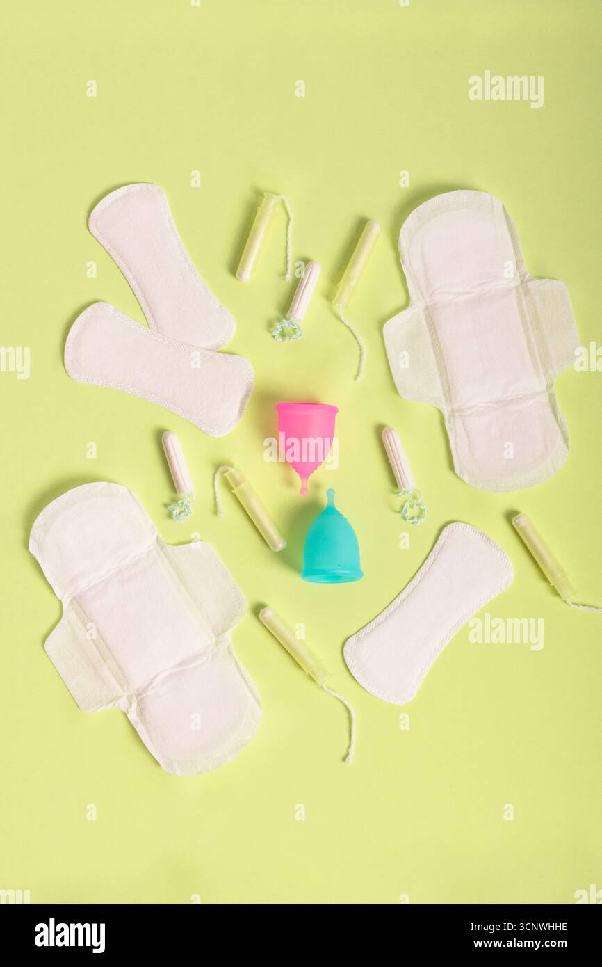 Vue aérienne des produits de santé menstruelle, y compris les coupes menstruelles, les tampons et les serviettes hygiéniques, favorisant un mode de vie durable et la santé des femmes sur un Banque D'Images