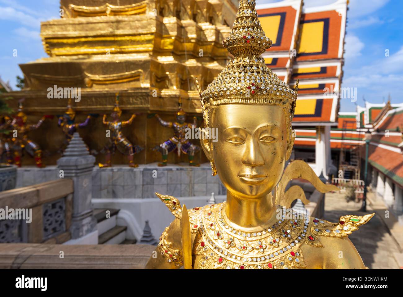 Vue enchanteresse sur le Temple d'Or du Bouddha d'Émeraude, Wat Phra Kaew, à Bangkok, Thaïlande. Ses détails complexes et sa lueur dorée captivent les Banque D'Images
