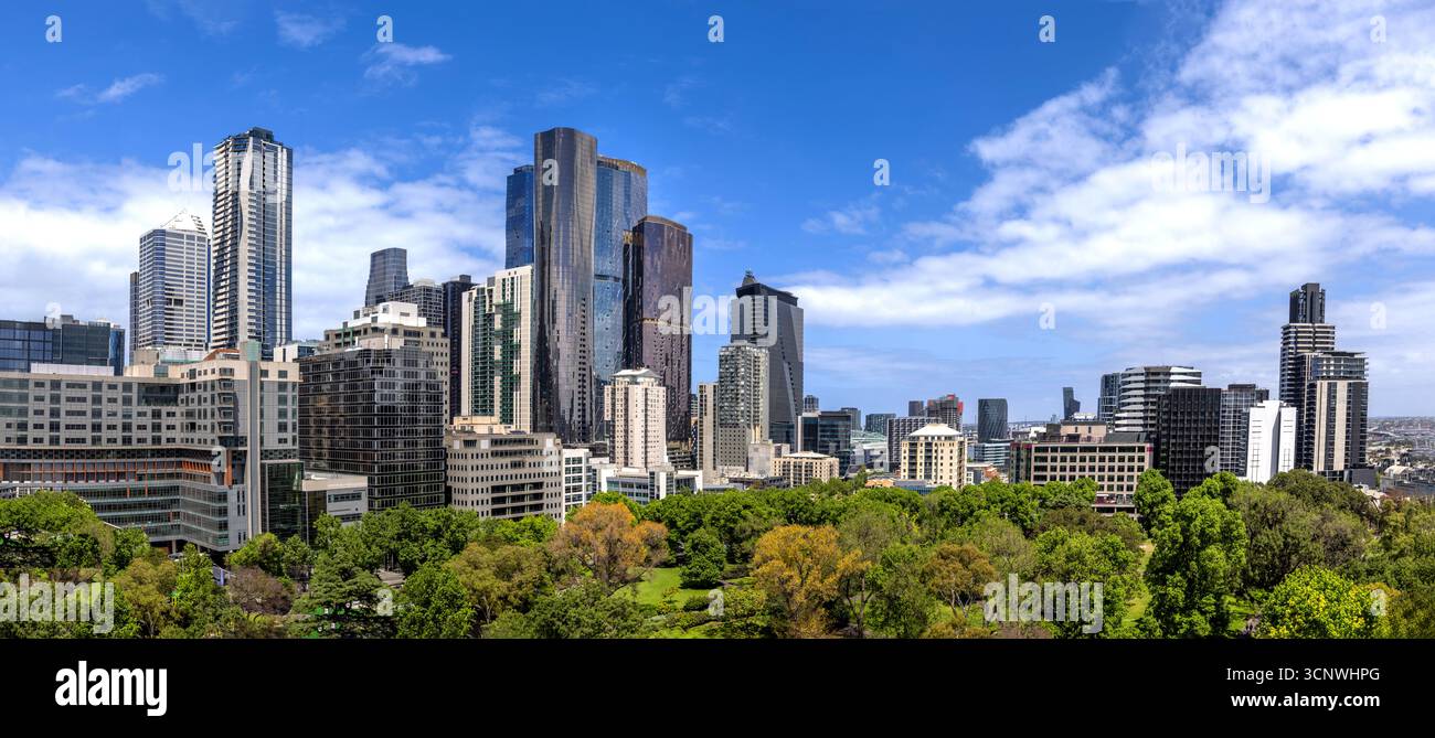 Panorama panoramique sur les gratte-ciel du centre-ville de Melbourne, avec le centre d'affaires financier animé près de l'emblématique rivière Yarra, sous un bleu vif Banque D'Images