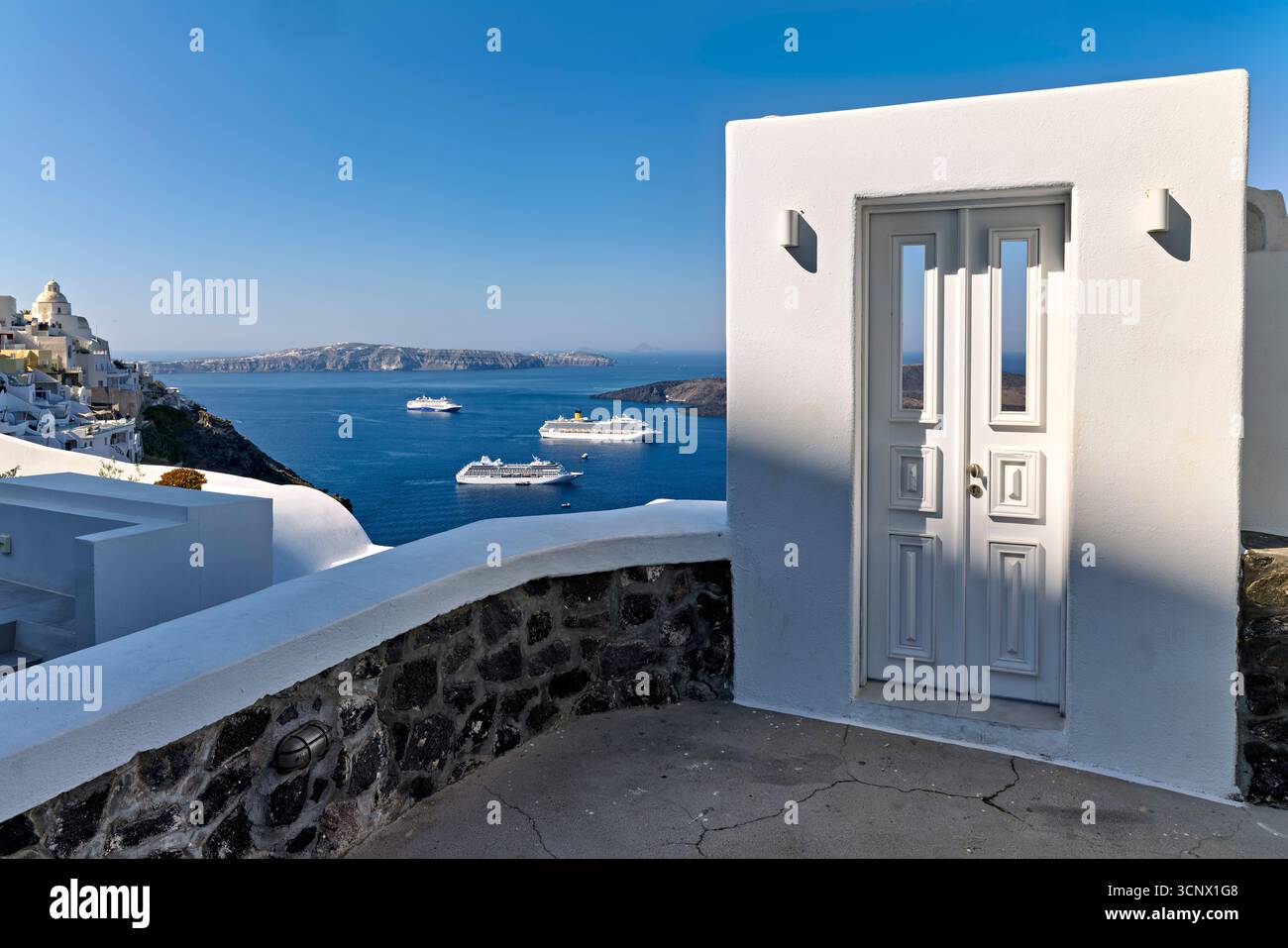 Santorin Grèce. Fira. Une porte sur la mer Banque D'Images