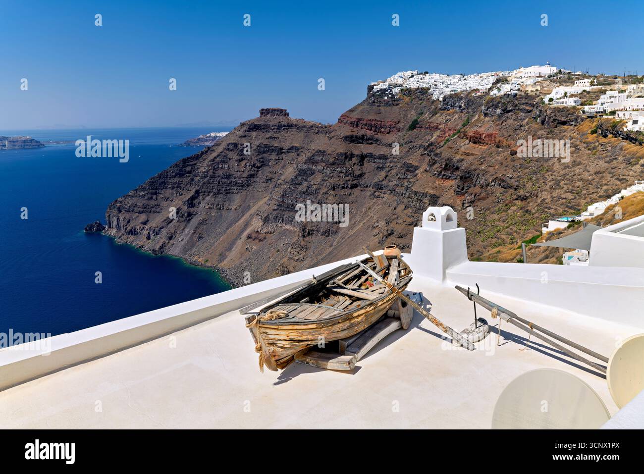 Santorin Grèce. Imerovigli. Bateau abandonné Banque D'Images