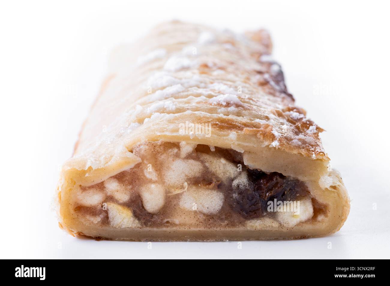 Strudel de pomme maison isolé sur fond blanc Banque D'Images