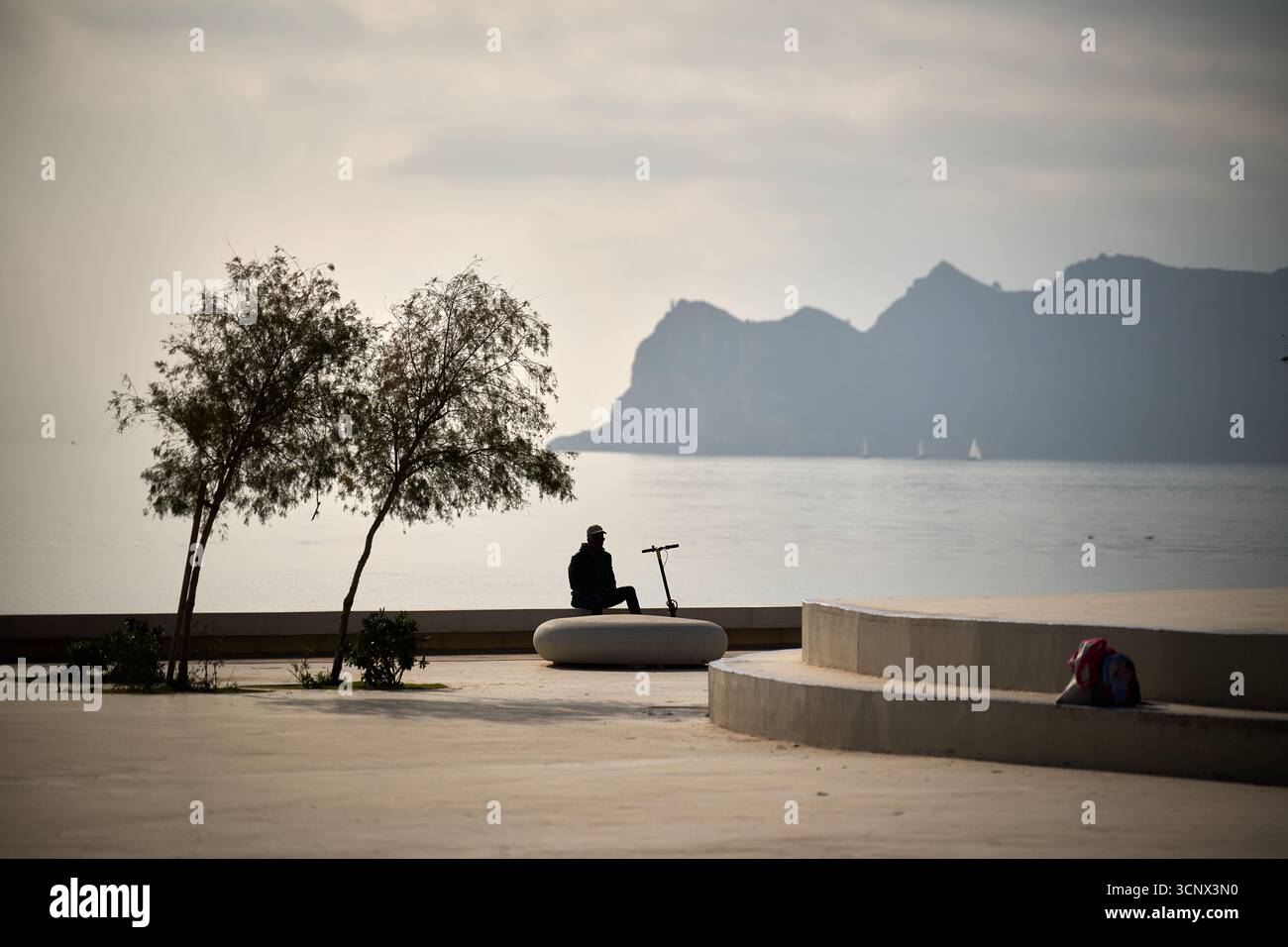 Arbres et montagnes à Altea par la côte méditerranéenne, lumière du jour pastel, automne, horizontal, paysage pittoresque, voyage éditorial, inspirant, web illus Banque D'Images