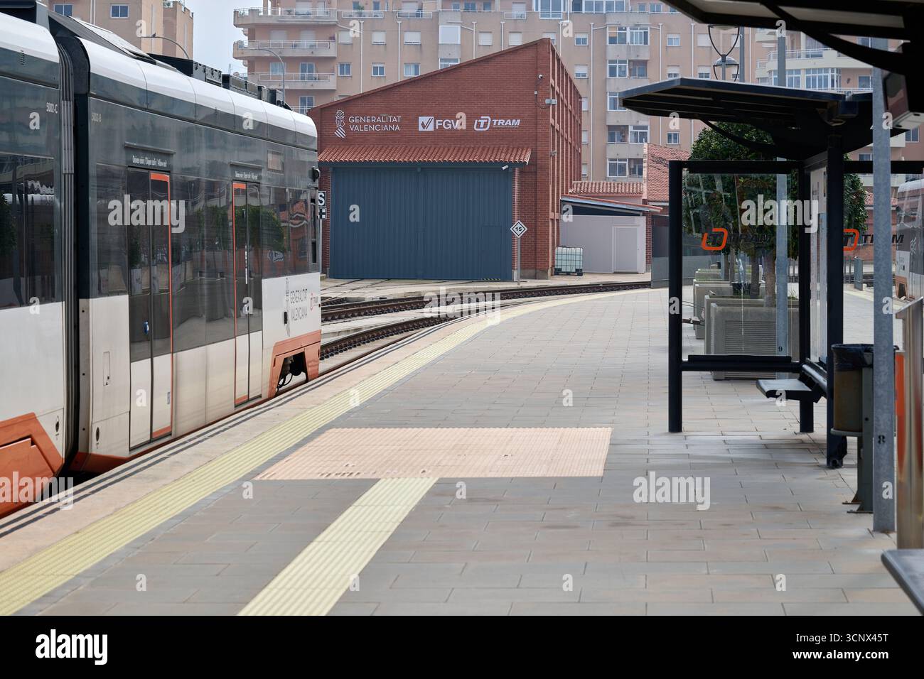 Abri de quai de tramway à Altea, Espagne, automne, architecture minimaliste, perspective de rue, sièges vides, lumière tamisée, infrastructure de voyage, large an Banque D'Images