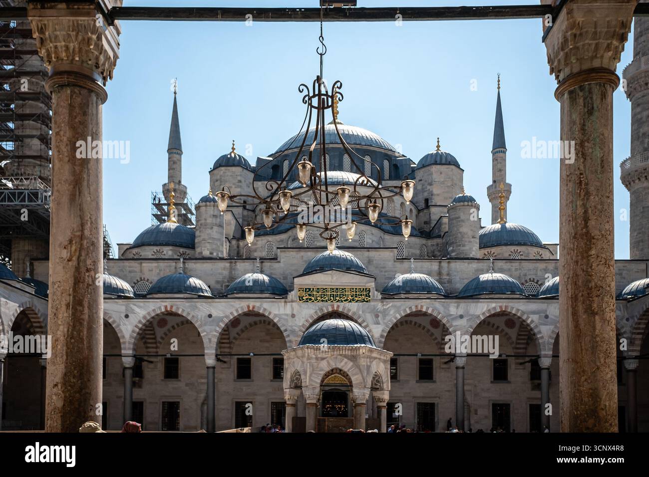 En dehors de la Mosquée bleue, officiellement la Mosquée du Sultan Ahmed, Istanbul, Turkiye Banque D'Images