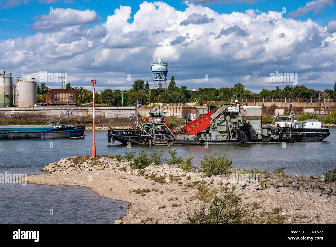 Excavatrice à chaînes à godets en travail sur le Rhin près de Duisburg, entre le pont du Rhin Neuenkamp et le pont Friedrich Ebert dans la Ruhr, dredgin Banque D'Images