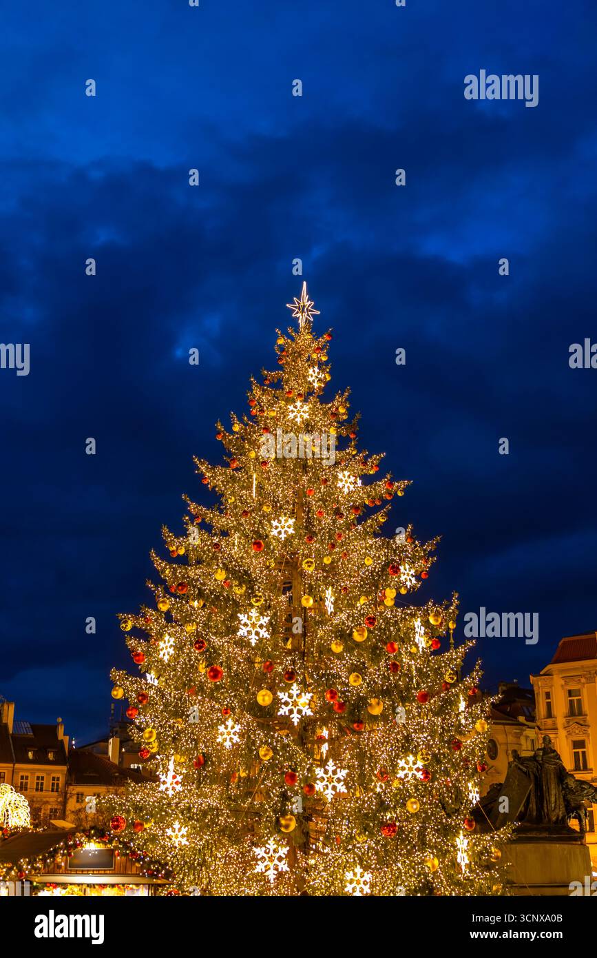 Sapin de Noël illuminé avec des ornements dorés et des lumières sur la place de la vieille ville de Prague la nuit Banque D'Images