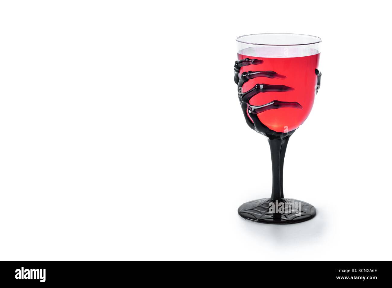 Halloween cocktail rouge effrayant dans le verre à main squelette isolé sur fond blanc Banque D'Images