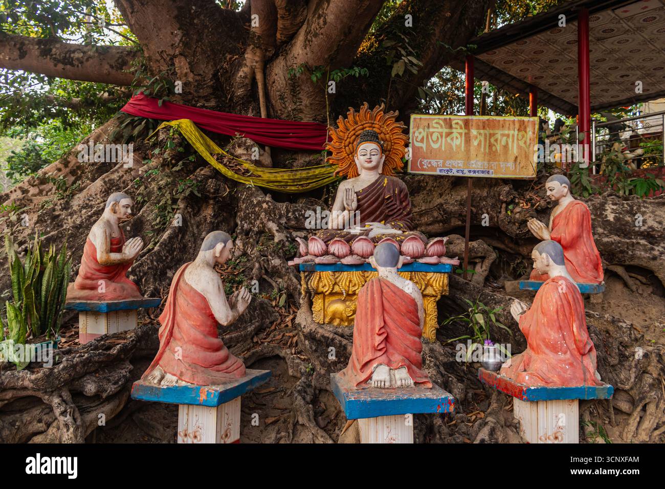 Scène colorée de sculpture bouddhiste de Bouddha avec des disciples au monastère de Rangkut arbre sacré spot.j Banque D'Images