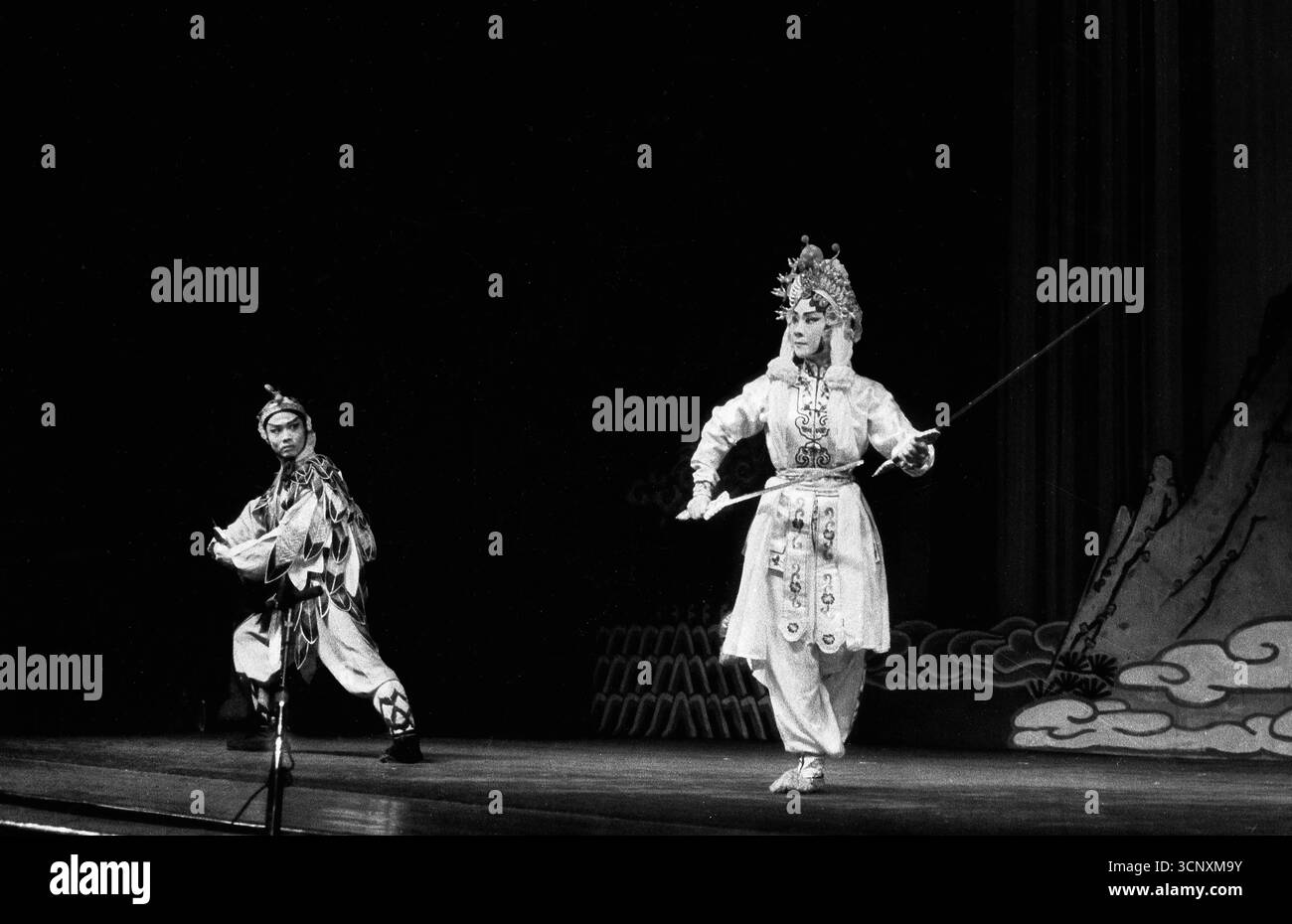 Scène “Legend of the White Snake” de l’Opéra de Pékin, Chine, années 1980 – Noir et Blanc Banque D'Images