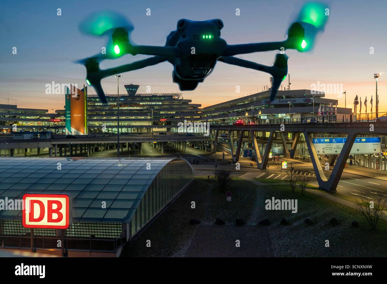Symbolbild, Fotomontage, Aufklärung, Spionage mit Drohnen hier an einem Flughafen, kritische Infrastruktur, Ausspähen durch Kameradrohnen, Drohnen Flughafen *** image symbolique, photomontage, reconnaissance, espionnage avec des drones ici dans un aéroport, infrastructure critique, espionnage par drones caméra, drones aéroport Banque D'Images