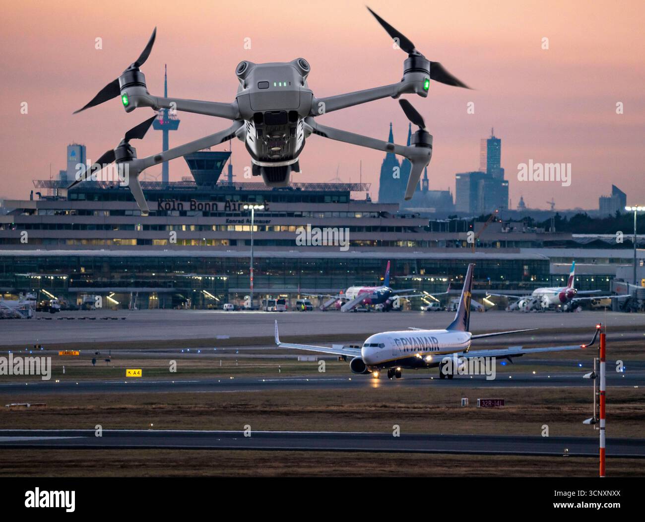 Symbolbild, Fotomontage, Aufklärung, Spionage mit Drohnen hier an einem Flughafen, kritische Infrastruktur, Ausspähen durch Kameradrohnen, Drohnen Flughafen *** image symbolique, photomontage, reconnaissance, espionnage avec des drones ici dans un aéroport, infrastructure critique, espionnage par drones caméra, drones aéroport Banque D'Images