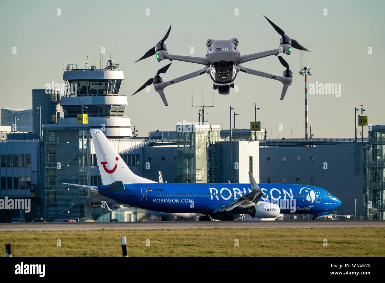 Symbolbild, Fotomontage, Aufklärung, Spionage mit Drohnen hier an einem Flughafen, kritische Infrastruktur, Ausspähen durch Kameradrohnen, Drohnen Flughafen *** image symbolique, photomontage, reconnaissance, espionnage avec des drones ici dans un aéroport, infrastructure critique, espionnage par drones caméra, drones aéroport Banque D'Images