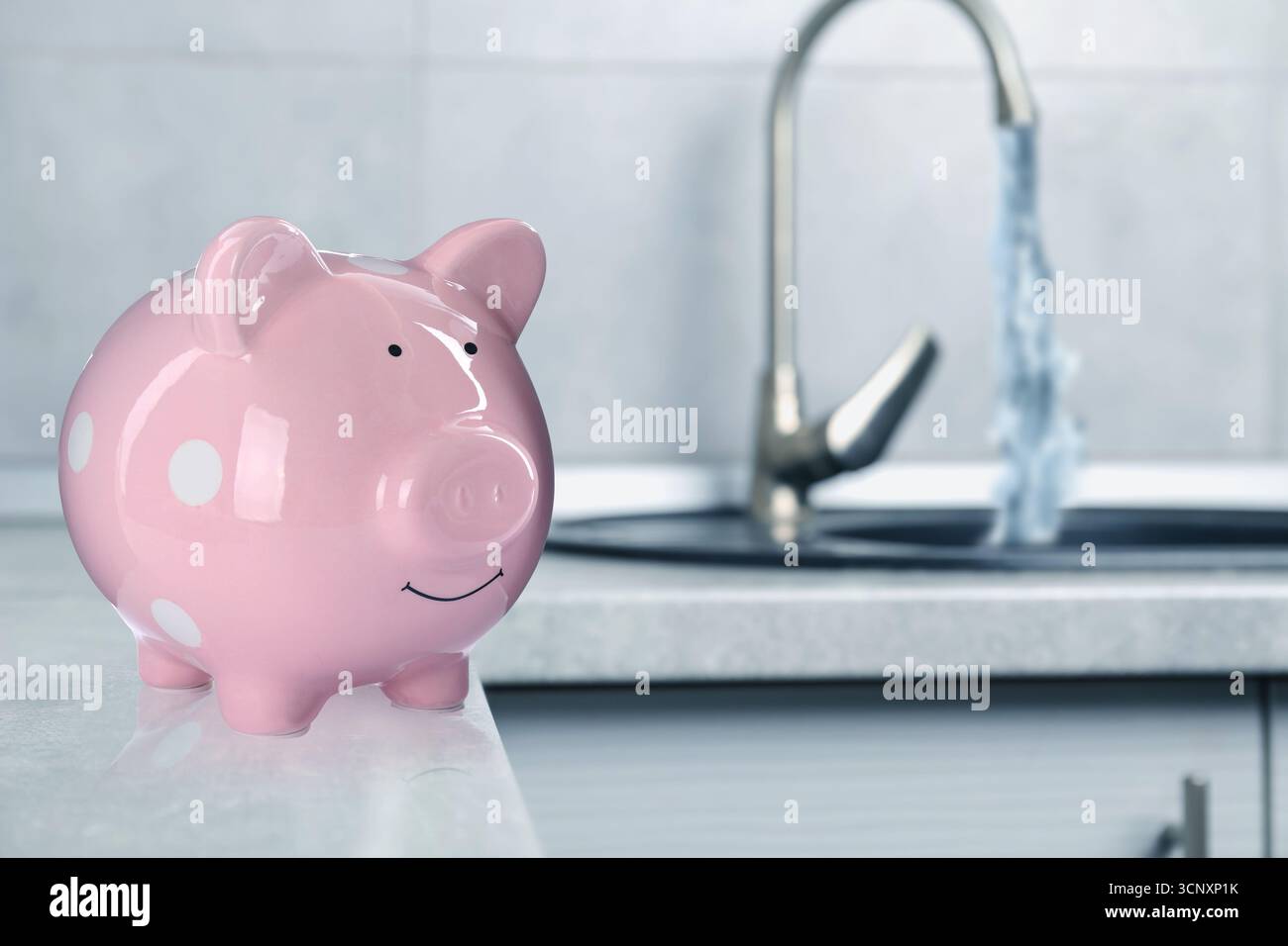 Concept Save Water. Tirelire et robinet avec de l'eau qui coule, mise au point sélective Banque D'Images