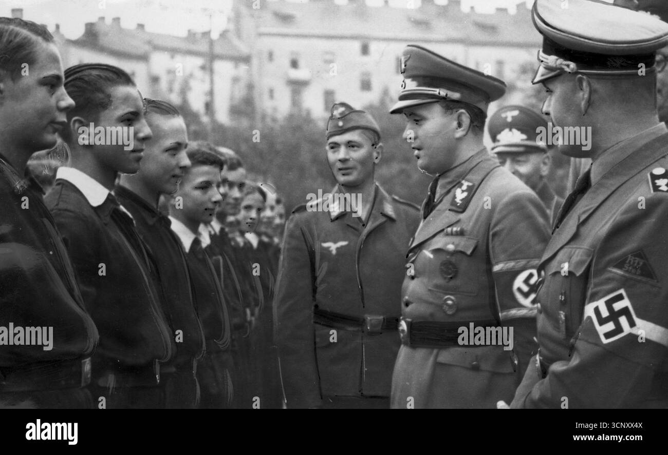 Bodo Stahr (deuxième à partir de la droite) et Forschle (premier à partir de la droite) parlant à des jeunes du Hitlerjugend. 1943 - vieux journal retouché Banque D'Images