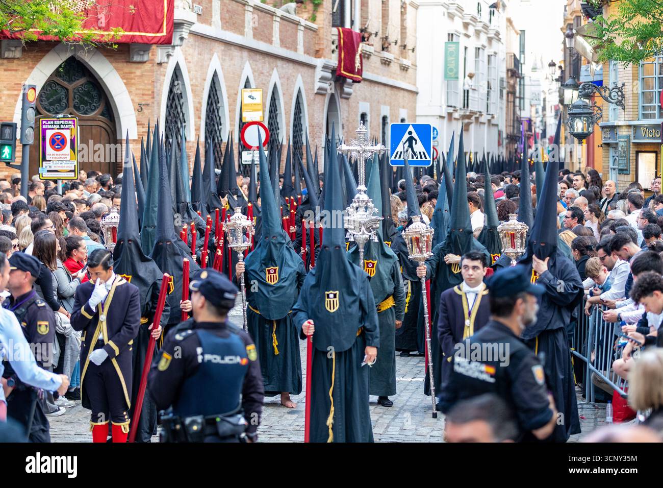 La confrérie silencieuse d'el Cristo de burgos pendant la Semana Santa dans le centre de Séville montrant leur dévotion à San Pedro et Madre de Dios d. Banque D'Images