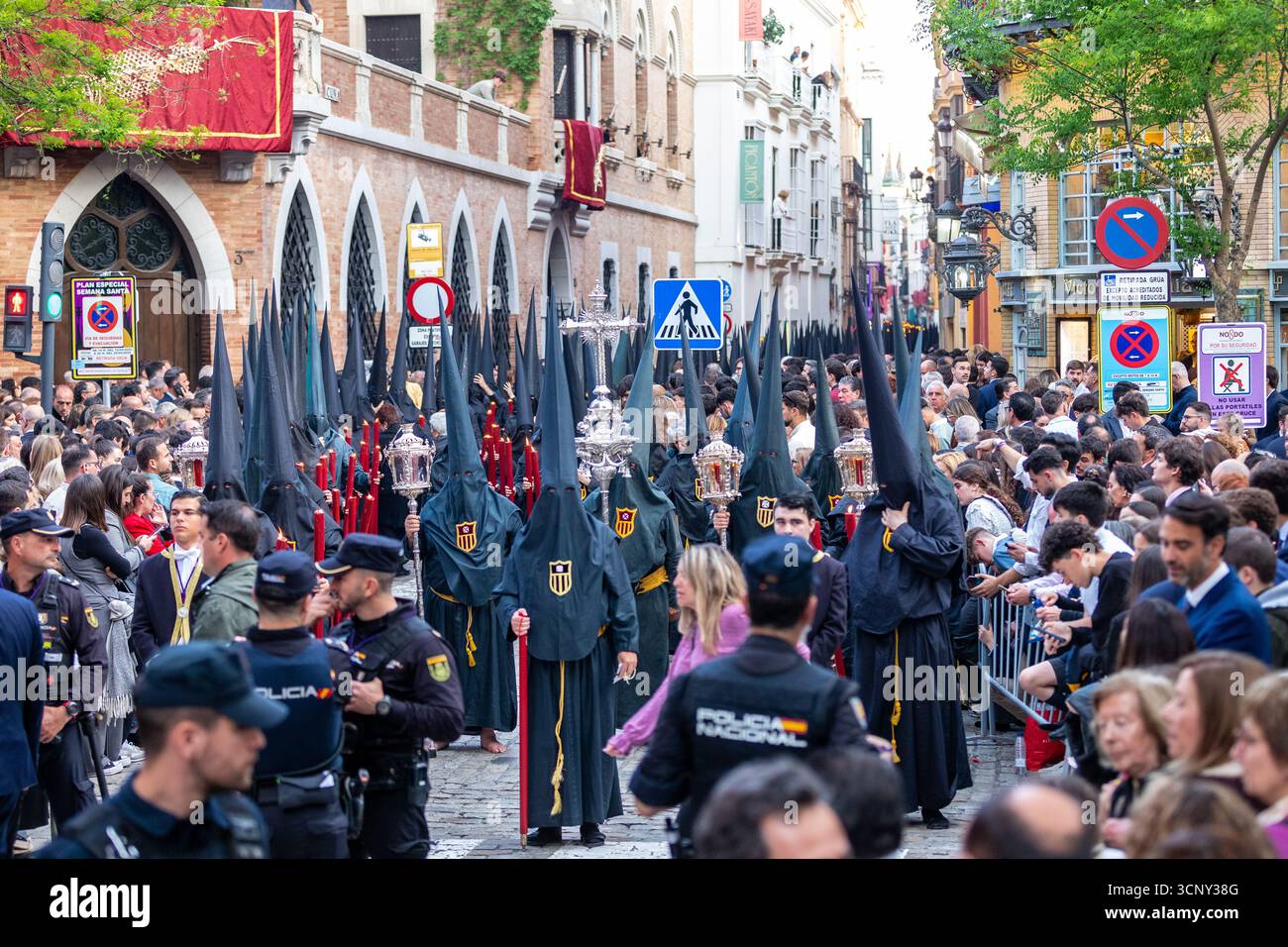 La confrérie silencieuse d'el Cristo de burgos pendant la Semana Santa dans le centre de Séville montrant leur dévotion à San Pedro et Madre de Dios d. Banque D'Images