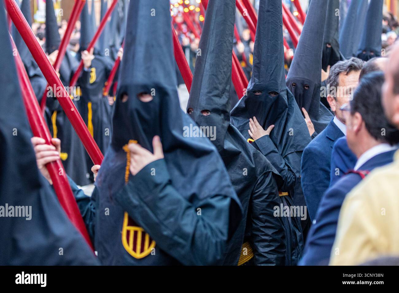 La confrérie silencieuse d'el Cristo de burgos pendant la Semana Santa dans le centre de Séville montrant leur dévotion à San Pedro et Madre de Dios d. Banque D'Images