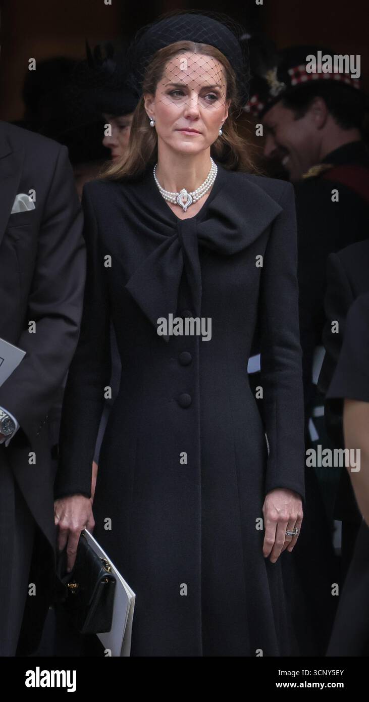 Catherine, la princesse de Galles vêtue d'une robe noire et d'un chapeau, funérailles de la duchesse de Kent, Londres, Angleterre, Royaume-Uni Banque D'Images