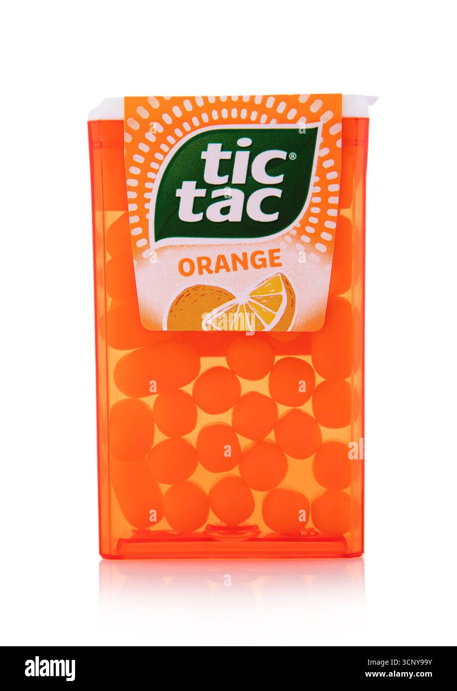 LONDRES, Royaume-Uni - 20 SEPTEMBRE 2025 : bonbons drage à saveur orange TIC Tac dans un récipient en plastique original sur blanc. Banque D'Images
