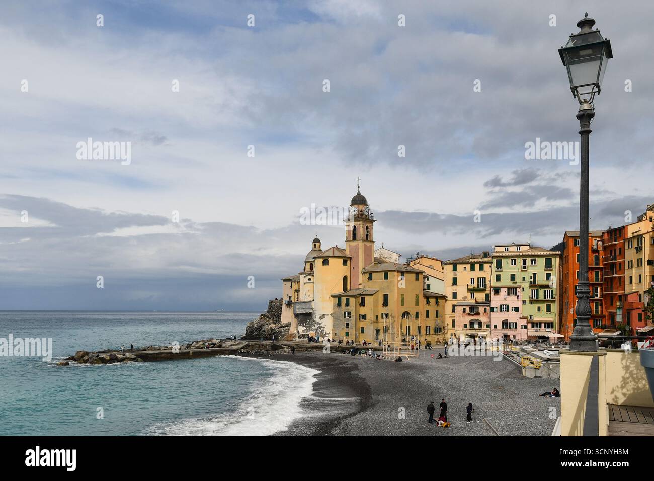 Vue surélevée sur le vieux village de pêcheurs, avec la basilique de Santa Maria Assunta surplombant la mer, un jour nuageux de printemps, Camogli (Gênes), Italie Banque D'Images